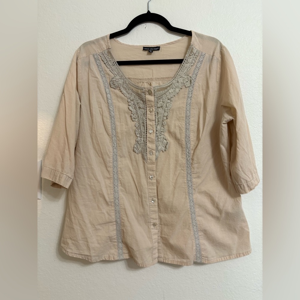 🧴Unique Spectrum Beige Lace Accent Blouse🧴
